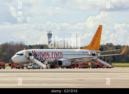 L'embarquement d'un Boeing 737-800 exploité par turkish low cost Pegasus Airlines à l'aéroport de Hambourg Banque D'Images