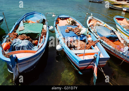 Bateaux de pêche dans le port de Mondello, Sicile Banque D'Images