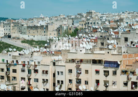 Sur les toits plats Sattelite de maisons dans la vieille ville de Fes El Bali, ancienne Médina et site du patrimoine mondial de l'UNESCO Banque D'Images