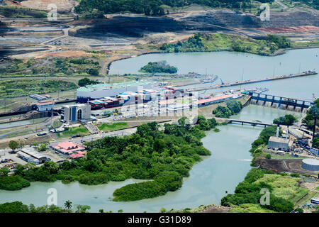 Vue aérienne d'écluses Miraflores. Les navires passant par Miraflores Locks au Canal de Panama. Banque D'Images