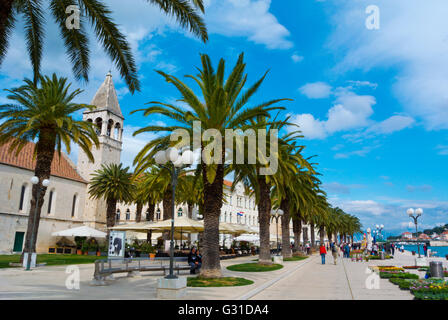 Obala Bana Berislavica, promenade en bord de mer, de la vieille ville, Trogir, en Dalmatie, Croatie Banque D'Images