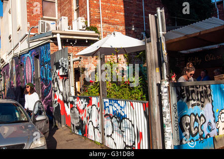 Un café de style alternatif et scène de rue, Fitzroy, Melbourne, Victoria, Australie Banque D'Images