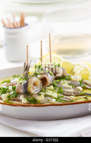 Une assiette d'anchois, mariné à l'ail, le persil, le citron et l'huile d'olive. La cuisine espagnole typique. Banque D'Images