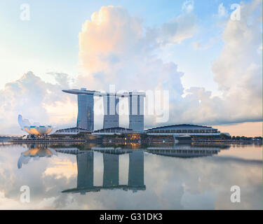 Centrale de Singapour quay avec réflexion sur le premier plan. L'architecture de la ville moderne au lever du soleil Banque D'Images