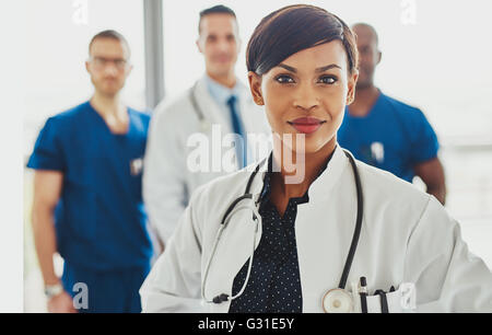 Femme médecin noir menant équipe médicale de l'hôpital, stéthoscope autour du cou Banque D'Images