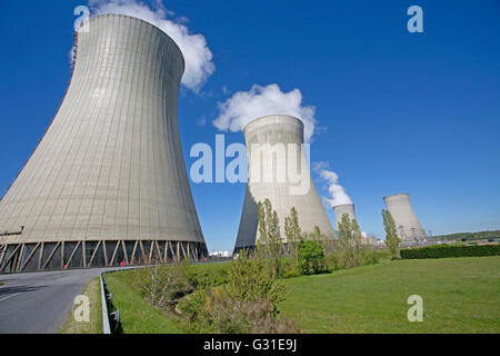 Les tours de refroidissement de la centrale nucléaire EDF de Dampierre-en-burly France a commandé en 1980, il génère un peu moins de 25 000 GWh annua Banque D'Images