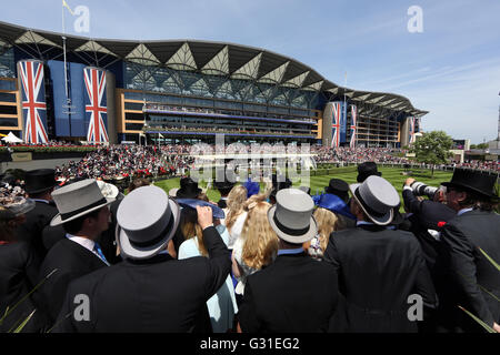 Procession d'Ascot, Grande-Bretagne, voir l'hippodrome au cours de la Royal Banque D'Images