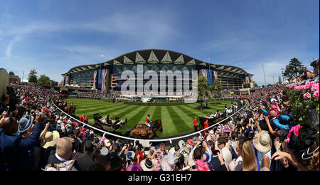 Procession d'Ascot, Grande-Bretagne, voir l'hippodrome au cours de la Royal Banque D'Images