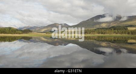 Un rendu des couleurs des eaux du Loch Tulla encore prises cet été Banque D'Images