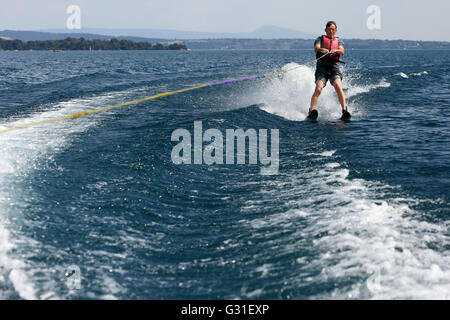 Capodimonte, l'Italie, l'homme de l'eau promenades en ski de fond sur le lac de Bolsena Banque D'Images