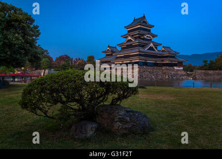 Château de Matsumoto au cours de l'heure bleue, Matsumoto City, Japon. Banque D'Images
