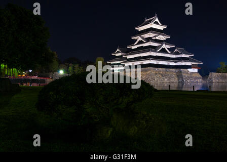 Château de Matsumoto, au crépuscule, Matsumoto City, Japon. Banque D'Images