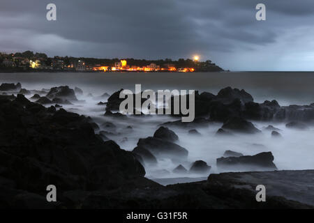 Aci Trezza, Italie, donnant sur la ville, sur la mer Ionienne dans la nuit Banque D'Images