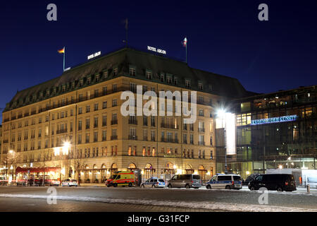 Berlin, Allemagne, l'hôtel Adlon sur la Pariser Platz l'heure bleue Banque D'Images