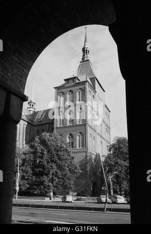 Rostock, DDR, donnant sur l'église de la Vierge Marie Banque D'Images