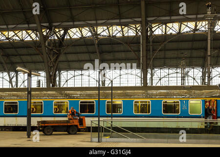 Prague, République tchèque, le train Ceske suavidade dans la gare centrale de Prague Banque D'Images