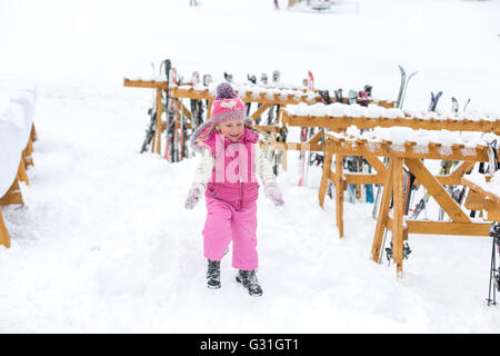 Petite fille un plaisir de jouer dans la neige Banque D'Images