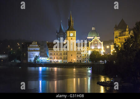 Prague, République tchèque, vue sur la rivière Vltava à la vieille ville de nuit Banque D'Images