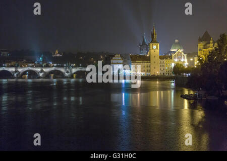 Prague, République tchèque, vue sur la rivière Vltava à la vieille ville de nuit Banque D'Images