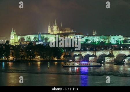 Prague, République tchèque, vue sur la Vltava, sur le Pont Charles et le château de Prague la nuit Banque D'Images