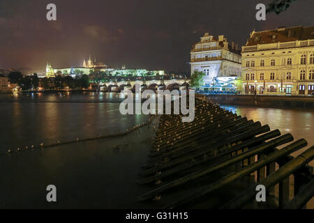 Prague, République tchèque, vue sur la rivière Vltava à la vieille ville de nuit Banque D'Images