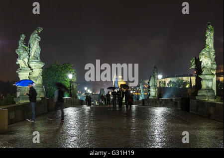 Prague, République tchèque, les gens sur le Pont Charles, la nuit Banque D'Images