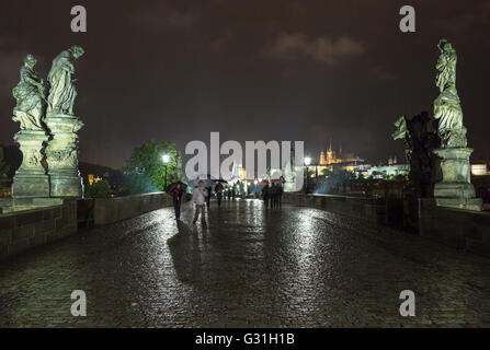 Prague, République tchèque, les gens sur le Pont Charles, la nuit Banque D'Images