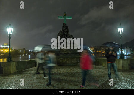 Prague, République tchèque, les gens sur le Pont Charles, la nuit Banque D'Images