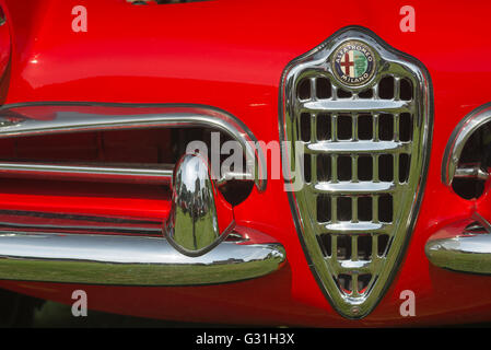 Détail de la carrosserie chrome sur un rouge lumineux 1960 Alfa Romeo Giulietta Spider Veloce voiture de sport. Banque D'Images