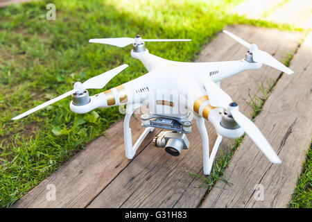 Saint-pétersbourg, Russie - Mai 4, 2016 : Drone quadrocopter Fantôme 3 Professionnel avec un appareil photo numérique haute résolution Banque D'Images