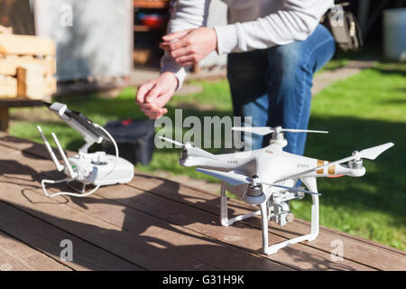 Saint-pétersbourg, Russie - Mai 4, 2016 : Drone quadrocopter Fantôme 3 Professionnel avec appareil photo haute résolution par DJI se dresse sur un w Banque D'Images