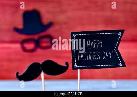 Une pancarte en forme de drapeau noir avec le texte happy fathers day et une moustache, une paire de lunettes et un chapeau qui forment le visage de Banque D'Images