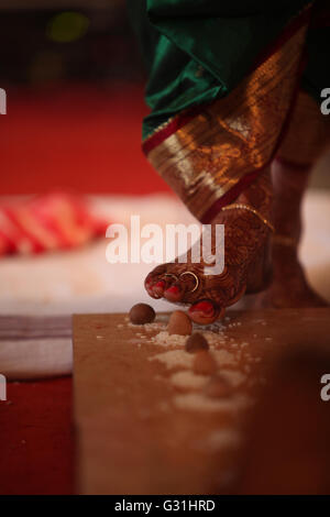 Les dernières étapes de la mariée parmi les 7 prises au cours d'un mariage religieux hindou traditionnel composé d'une noix de bétel et de riz. Banque D'Images