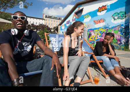 Berlin, Allemagne, les gens de Cafe Edelweiss dans Goerlitzer Park Banque D'Images