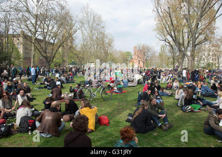 Berlin, Allemagne, les gens sur le pré de Mariannenplatz quand MyFest Banque D'Images