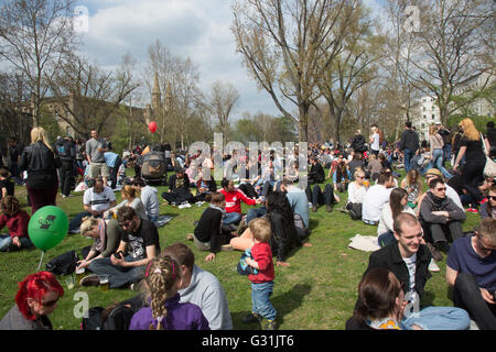 Berlin, Allemagne, les gens sur le pré de Mariannenplatz quand MyFest Banque D'Images