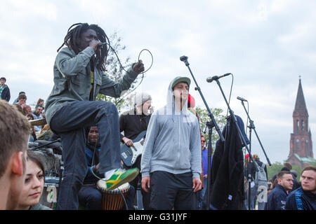 Berlin, Allemagne, foule célèbre dans Myfest Goerlitzer Park Banque D'Images