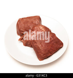 D'Autruche cuit (Struthio camelus) steaks de viande isolated on a white background studio. Banque D'Images