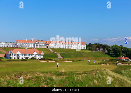 Afficher le long de l'allée du 18e trou du parcours Ailsa, vers le pavillon et de l'hôtel Trump Turnberry, Turnberry, Ayrshire Banque D'Images