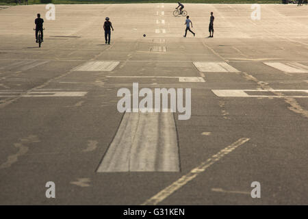 Berlin, Allemagne, les gens sur le terrain de Tempelhof Banque D'Images