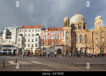 Berlin, Allemagne, les maisons et la Nouvelle Synagogue de la Oranienburger Strasse Banque D'Images