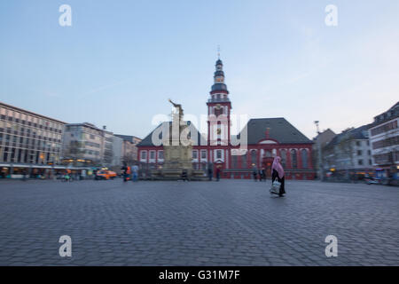 Mannheim, Allemagne, les gens dans la soirée sur la place du marché Banque D'Images