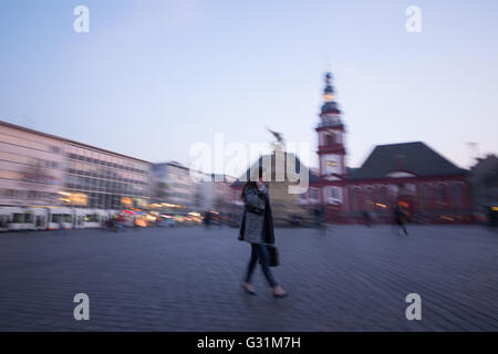 Mannheim, Allemagne, les gens dans la soirée sur la place du marché Banque D'Images