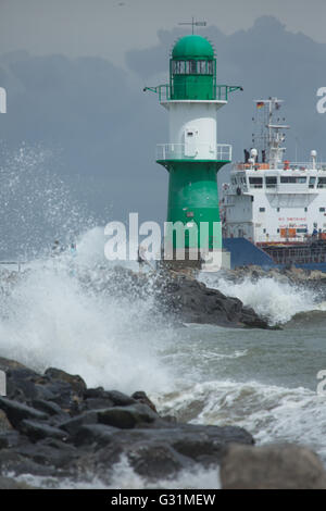 Rostock, Allemagne, de hautes vagues durant les tempêtes à Warnemuender Beacon Banque D'Images