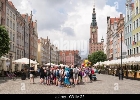 L'hôtel de ville, les façades colorées et les touristes sur la rue Dluga, Gdansk, Pologne Banque D'Images