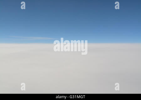 Ciel bleu au-dessus des nuages blancs de fond - voir à partir d'un avion Banque D'Images