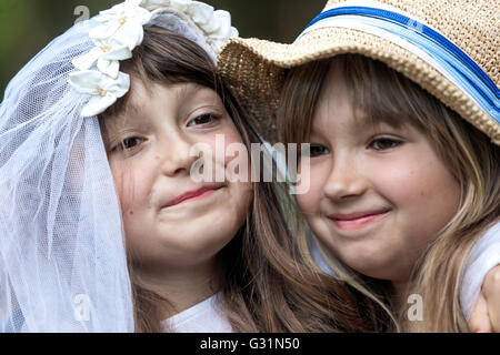 Deux filles de 6 à 7 ans filles dans une robe d'été les enfants font face à l'expression Banque D'Images