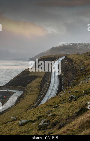 Thornhaven, le Danemark, l'Kuestenlandschaft avec road sur l'île Streymoy Banque D'Images