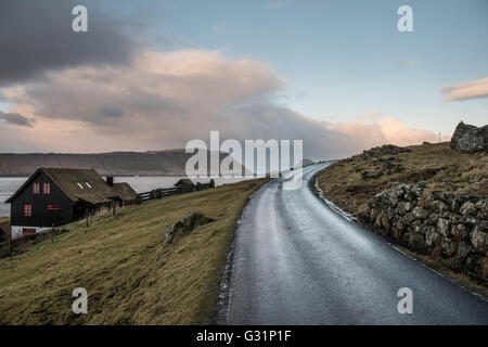 Thornhaven, le Danemark, l'Kuestenlandschaft avec road sur l'île Streymoy Banque D'Images