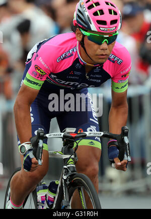 Tokyo, Japon. 5 juin, 2016. Cycliste japonais Yukiya Arashiro de vitesses Lampre-Merida lors de la dernière étape du Tour du Japon à Tokyo le dimanche 5 juin 2016. Arashiro, membre de la Rio de Janeiro Jeux Olympiques a remporté la finale du Étape du Tour du Japon. Credit : Yoshio Tsunoda/AFLO/Alamy Live News Banque D'Images